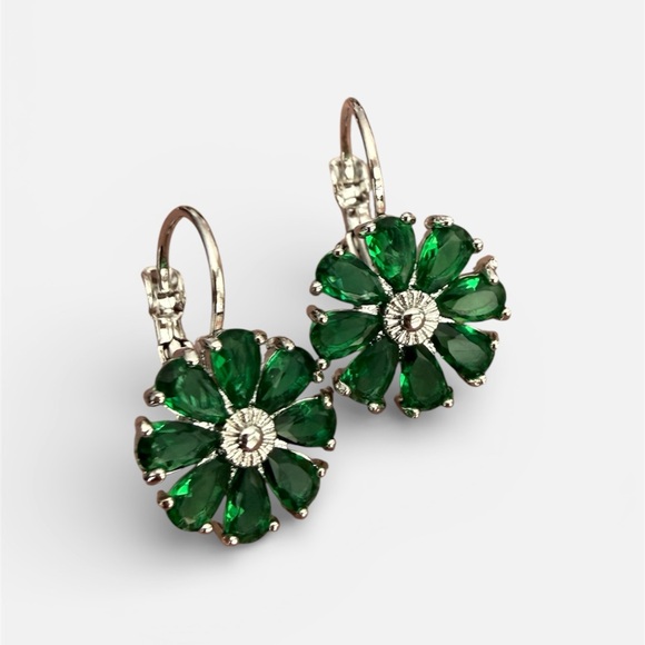 Jewelry - Green silver daisy earrings